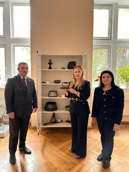 Qərbi Azərbaycan Araşdırmalar Mərkəzinə yeni eksponat hədiyyə olunub