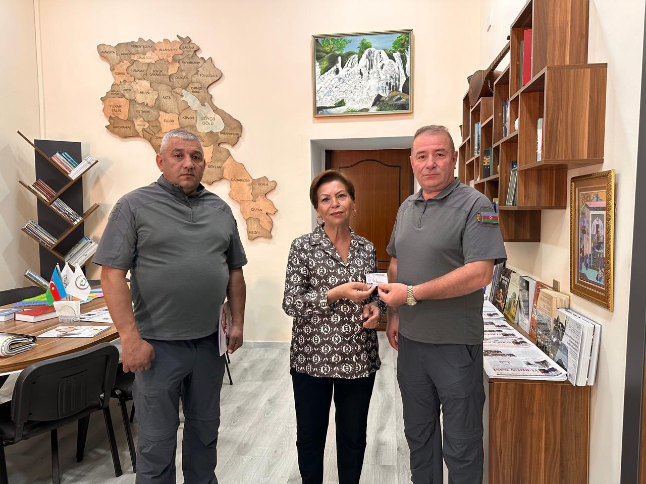 ADPU-nun Beynəlxalq əlaqələr üzrə prorektoru professor Mahirə Hüseynova, Qərbi Azərbaycan Araşdırmalar Mərkəzində Salman Sadıq oğlu Xudaverdiyeve QAİ-nin üzvlük vəsiqəsini təqdim edib.