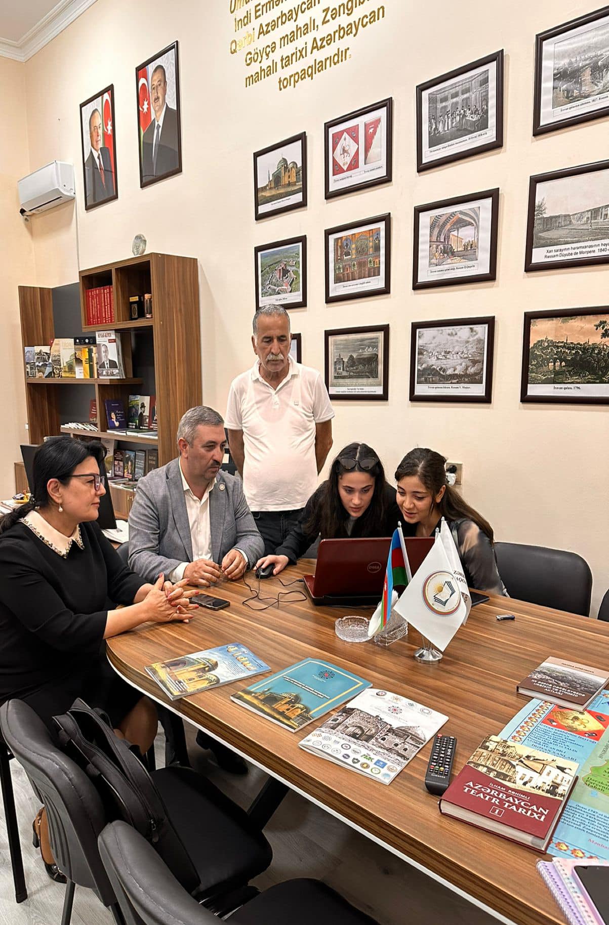 "Yurdun Səsi" qəzetinin redaktə işləri.