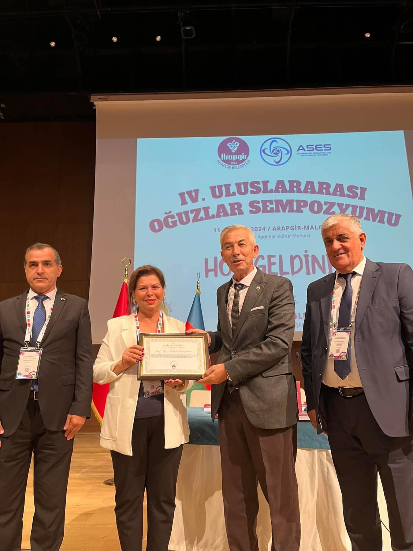 Arabgir ilçəsinin bələdiyyə başkanı Haluk Comərtoğlu ADPU-nun Beynelxalq Əlaqələr üzrə prorektoru prof. Mahirə xanım Hüseynovaya Aravgir ilçəsinin fəxri vətəndaşı elan edib və imzalı sertifikatını təqdim etdib.