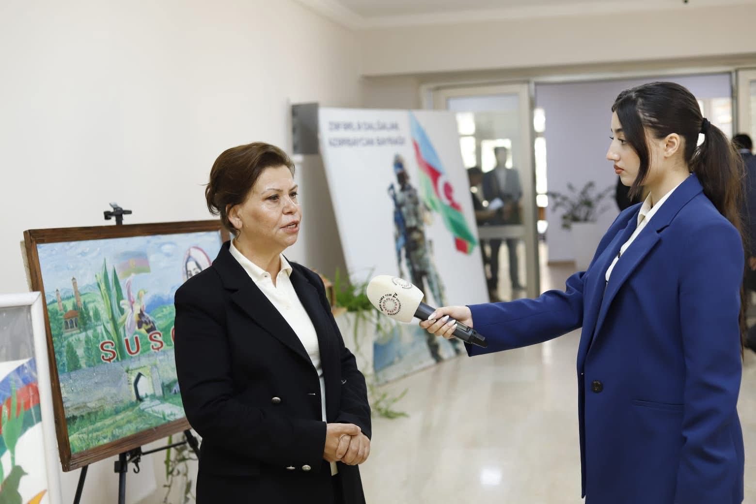 113 nömrəli tam orta məktəbdə ADPU-nun Beynəlxalq əlaqələr üzrə prorektoru, professor Mahirə Hüseynovanın “Qərbi Azərbaycan – əzəli və əbədi Azərbaycan torpağıdır” və “Mənim Qərbi Azərbaycanım” kitablarının təqdimatına həsr olunmuş nümunəvi açıq dərs