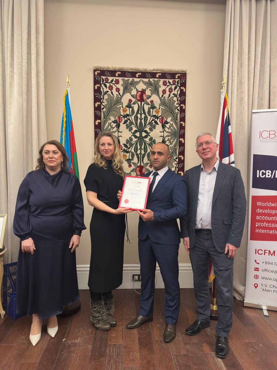 İQTİSADÇI FƏRHAD ƏLƏKBƏROVA DİPLOM TƏQDİM OLUNDU