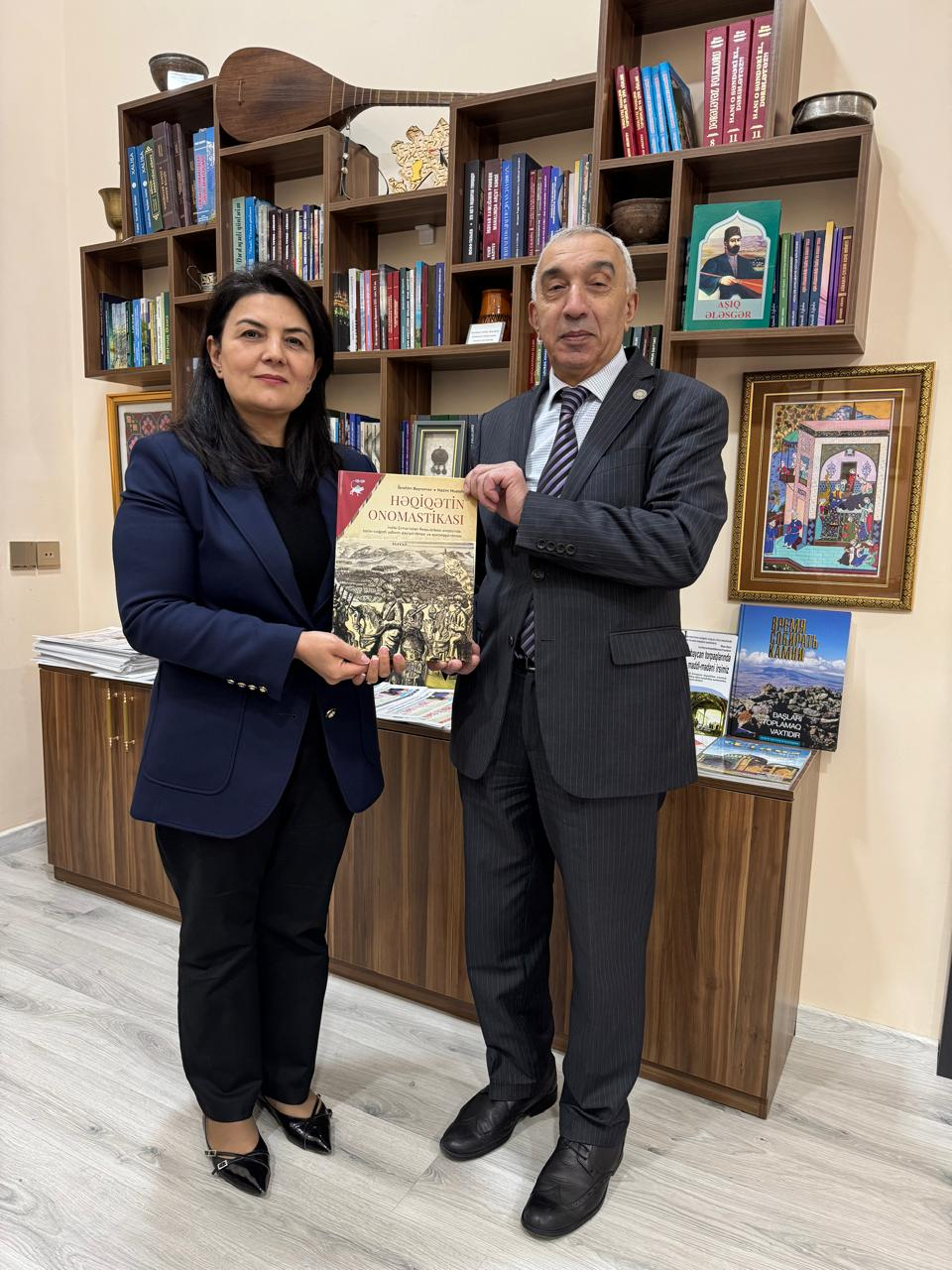 ADPU-NUN ELMİ-TƏŞKİLATİ ŞÖBƏSİNİN MÜDİRİ İBRAHİM BAYRAMOV, NAZİM MUSTAFANIN DA MÜƏLLİFİ OLDUĞU “HƏQİQƏTİN ONOMASTİKASI” ADLI KİTABI QƏRBİ AZƏRBAYCAN ARAŞDIRMALAR MƏRKƏZİNİN KİTABXANASINA HƏDİYYƏ EDİLİB